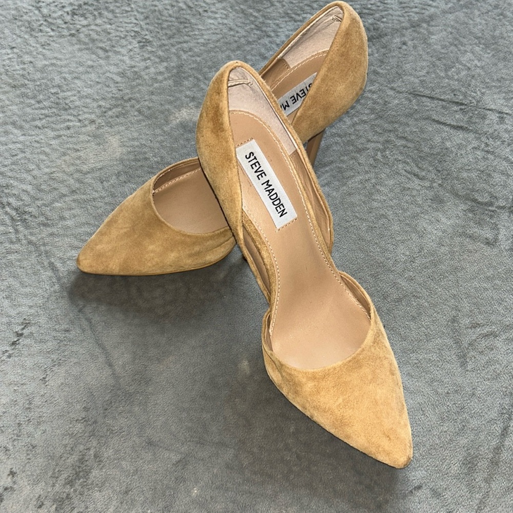Never Worn Outside Steve Madden Pump With Side Cuts